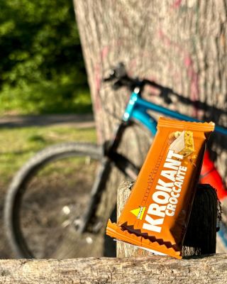 Když se spojí pohyb, příroda a rychlá energie. 🚴‍♂️🌳 Zastávka na chvíli klidu s křupavou svačinkou Krokant Croccante od...